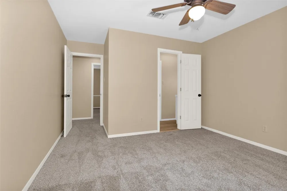 1915 E Lake Drive Huntsville, TX 77340
