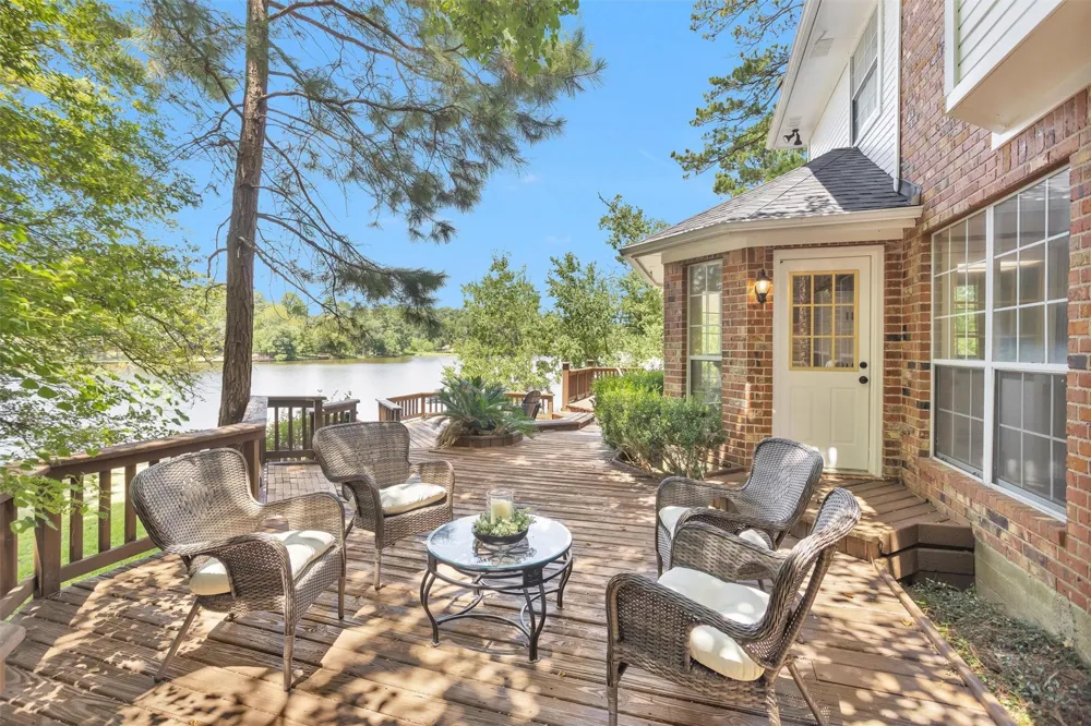 1915 E Lake Drive Huntsville, TX 77340