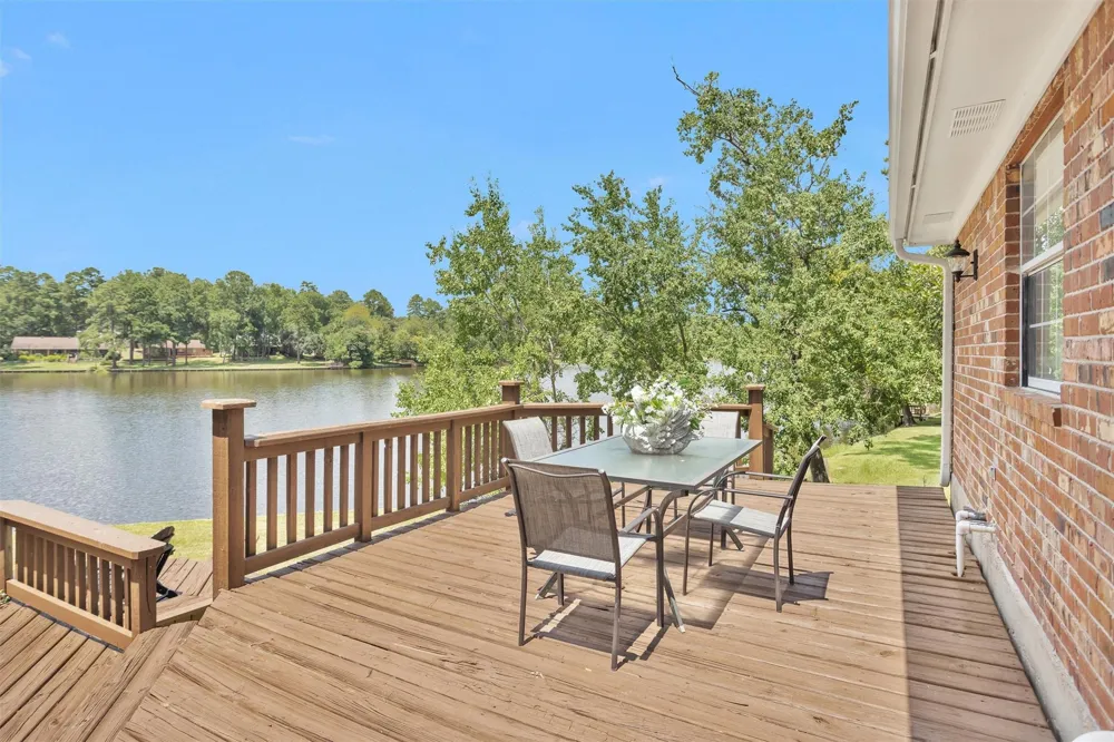 1915 E Lake Drive Huntsville, TX 77340