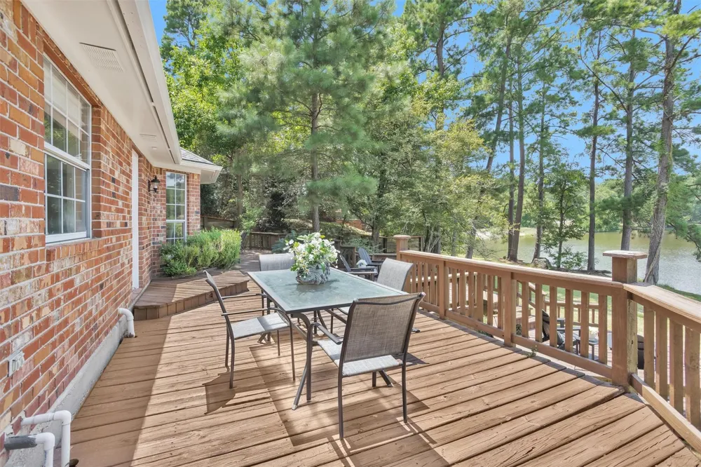 1915 E Lake Drive Huntsville, TX 77340