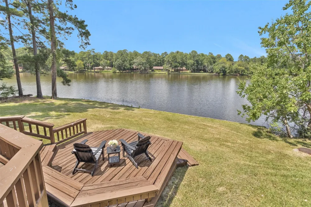 1915 E Lake Drive Huntsville, TX 77340