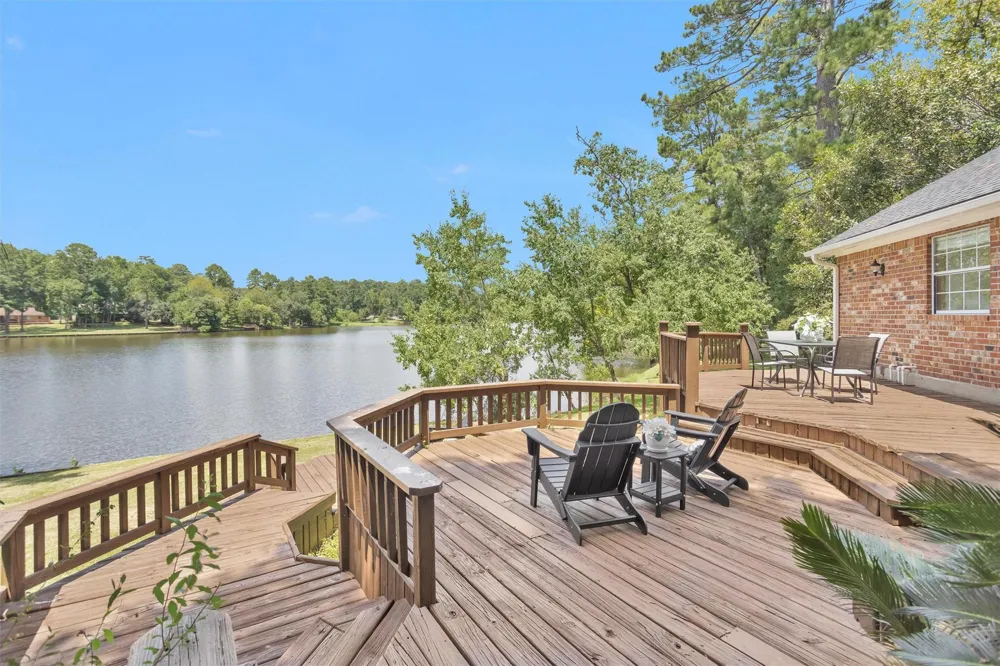 1915 E Lake Drive Huntsville, TX 77340