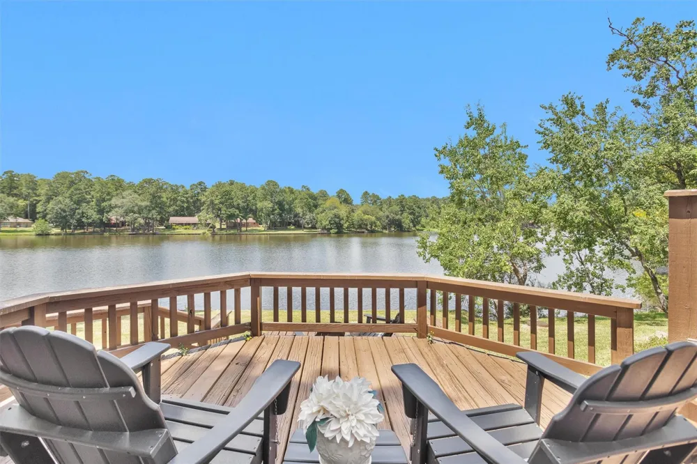 1915 E Lake Drive Huntsville, TX 77340