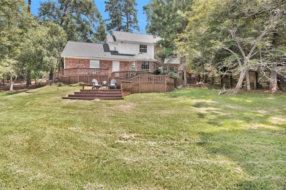 1915 E Lake Drive Huntsville, TX 77340