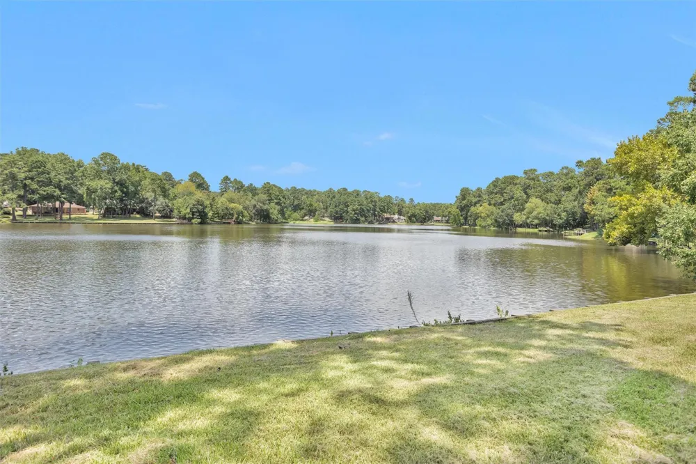 1915 E Lake Drive Huntsville, TX 77340