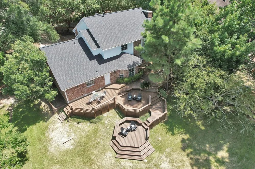 1915 E Lake Drive Huntsville, TX 77340