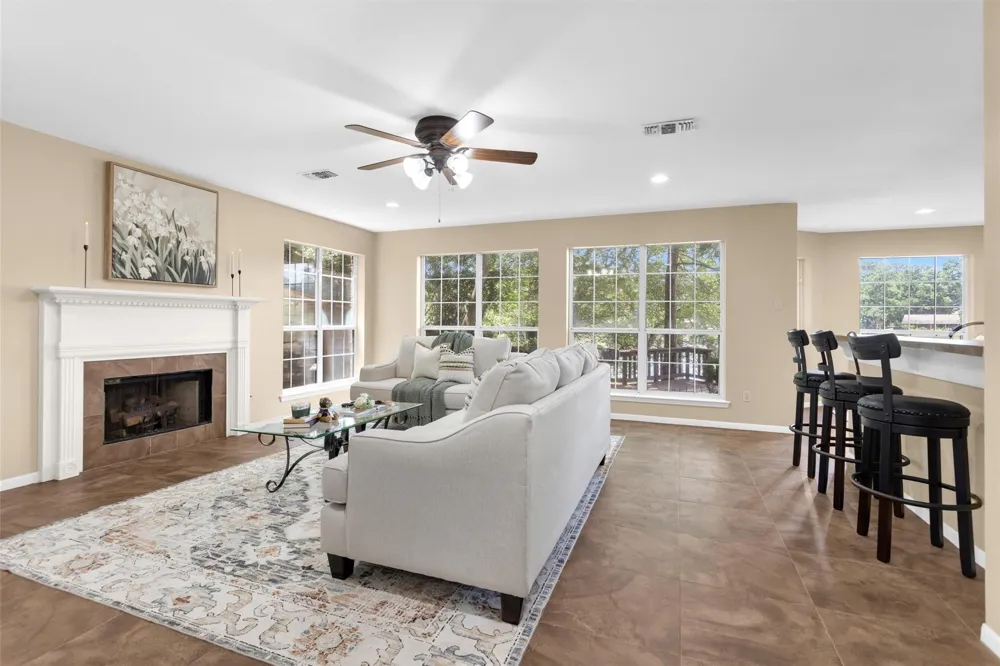 1915 E Lake Drive Huntsville, TX 77340