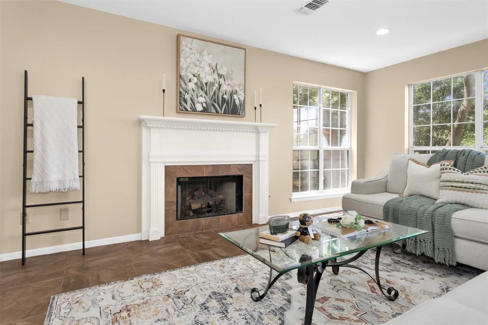 1915 E Lake Drive Huntsville, TX 77340