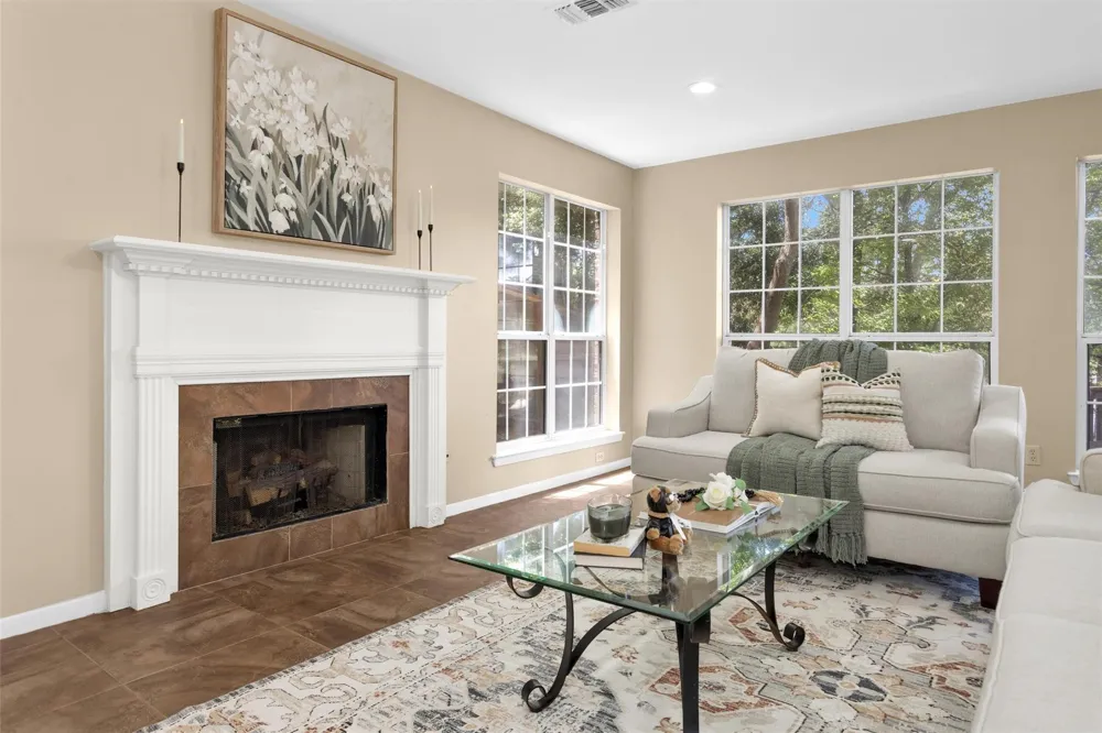 1915 E Lake Drive Huntsville, TX 77340