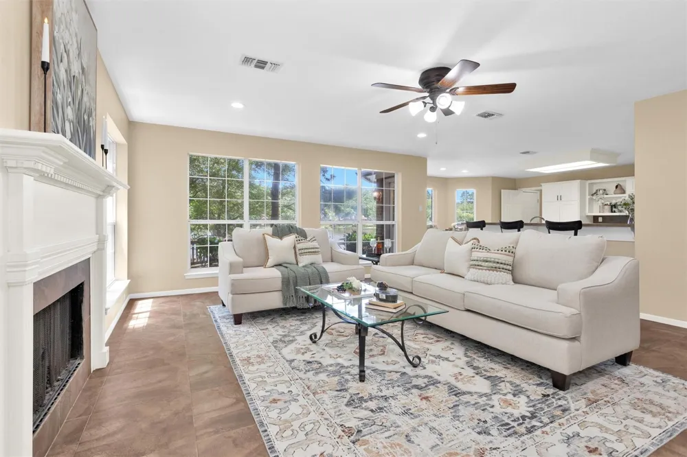 1915 E Lake Drive Huntsville, TX 77340