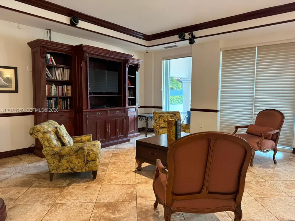 5085 NW 7th St #406 Miami, FL 33126