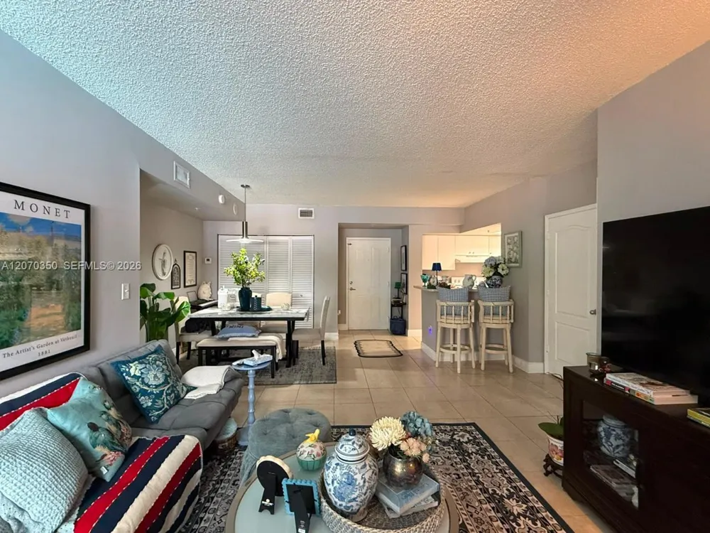5085 NW 7th St #406 Miami, FL 33126