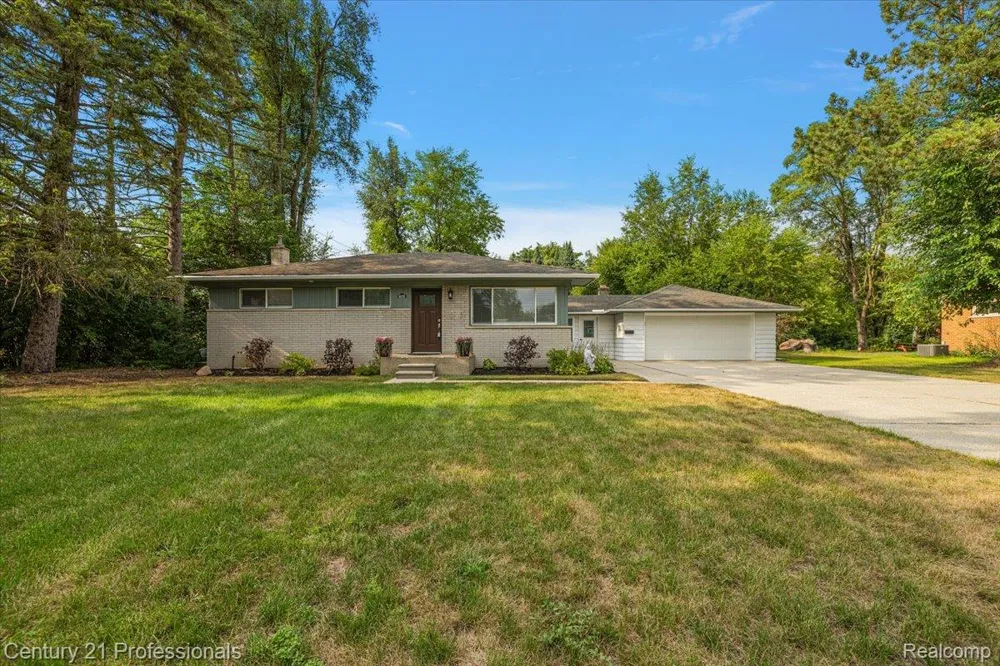 6676 Northview Drive Independence Charter Township, MI 48346
