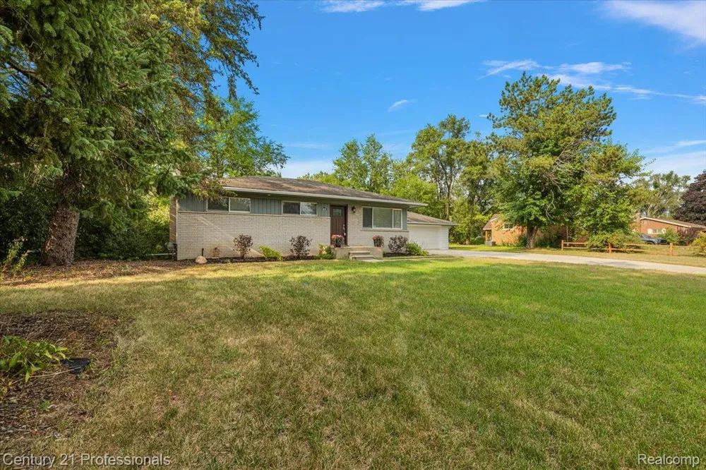 6676 Northview Drive Independence Charter Township, MI 48346