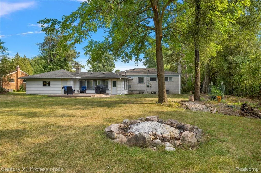 6676 Northview Drive Independence Charter Township, MI 48346