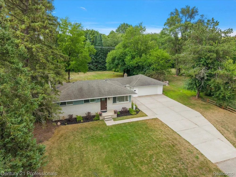 6676 Northview Drive Independence Charter Township, MI 48346