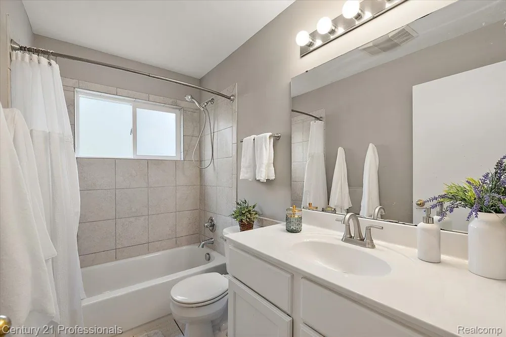 6676 Northview Drive Independence Charter Township, MI 48346