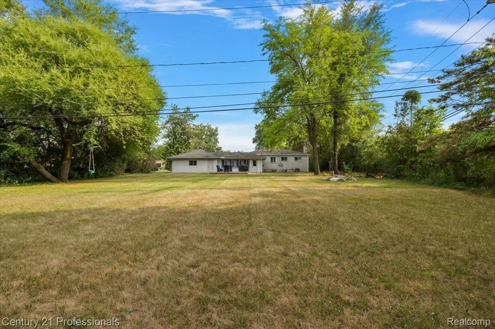 6676 Northview Drive Independence Charter Township, MI 48346
