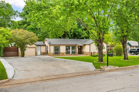 1800 Brook Hollow Drive
