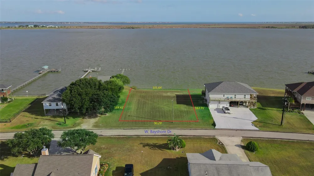 1664 W Bayshore Drive Palacios, TX 77465