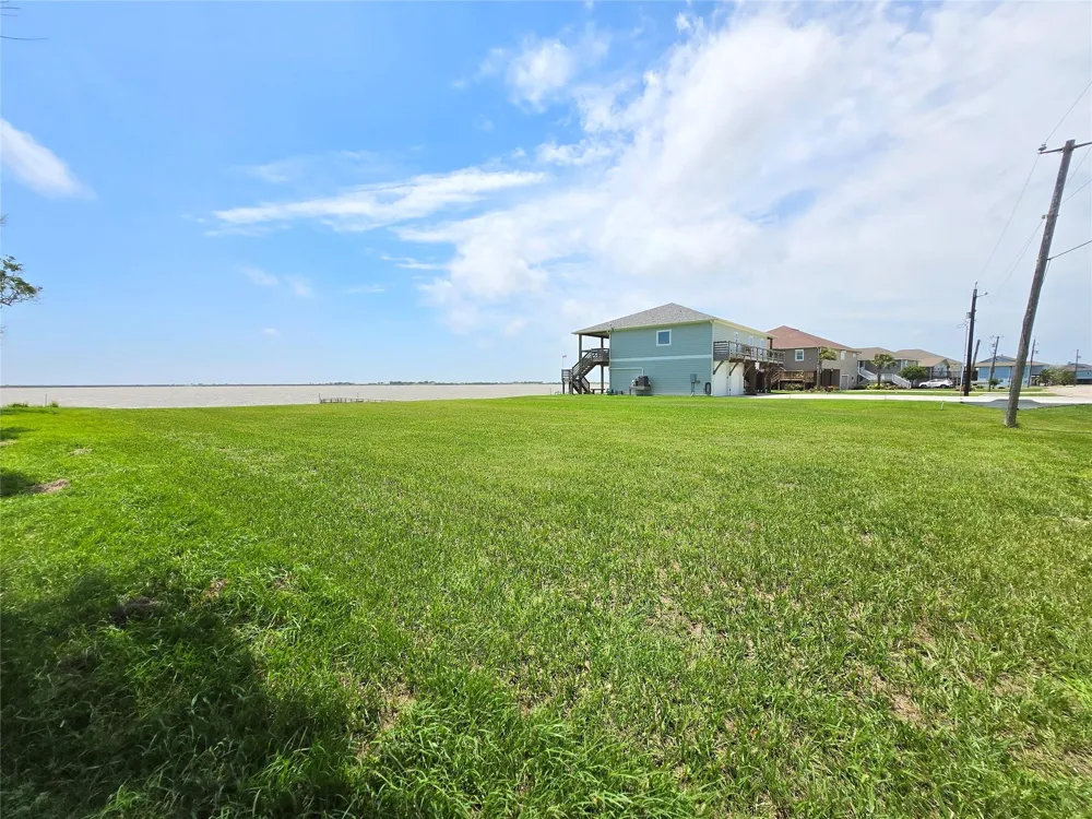 1664 W Bayshore Drive Palacios, TX 77465