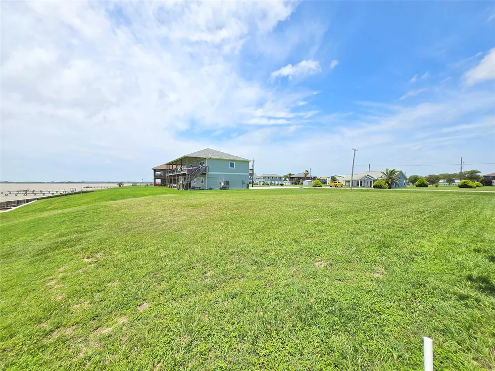 1664 W Bayshore Drive Palacios, TX 77465