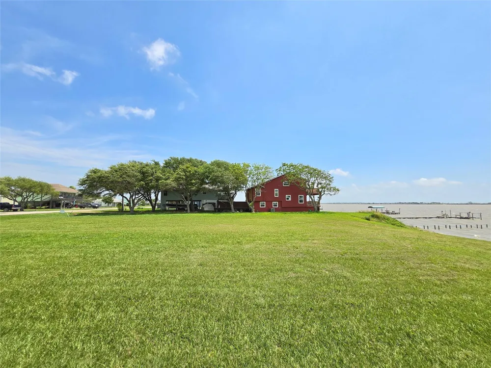 1664 W Bayshore Drive Palacios, TX 77465