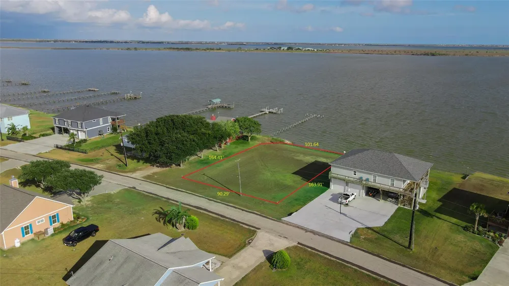 1664 W Bayshore Drive Palacios, TX 77465