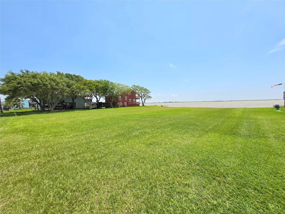 1664 W Bayshore Drive Palacios, TX 77465