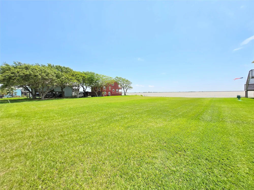 1664 W Bayshore Drive Palacios, TX 77465