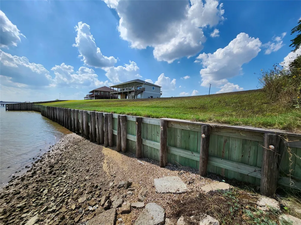 1664 W Bayshore Drive Palacios, TX 77465