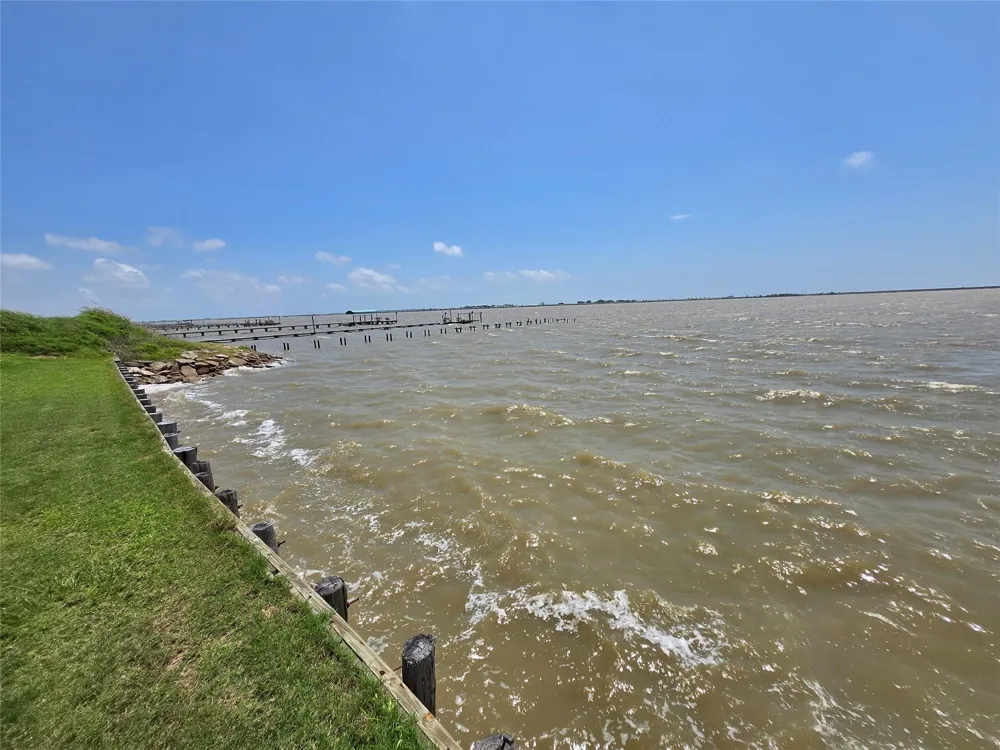 1664 W Bayshore Drive Palacios, TX 77465