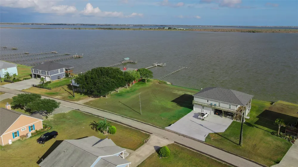 1664 W Bayshore Drive Palacios, TX 77465