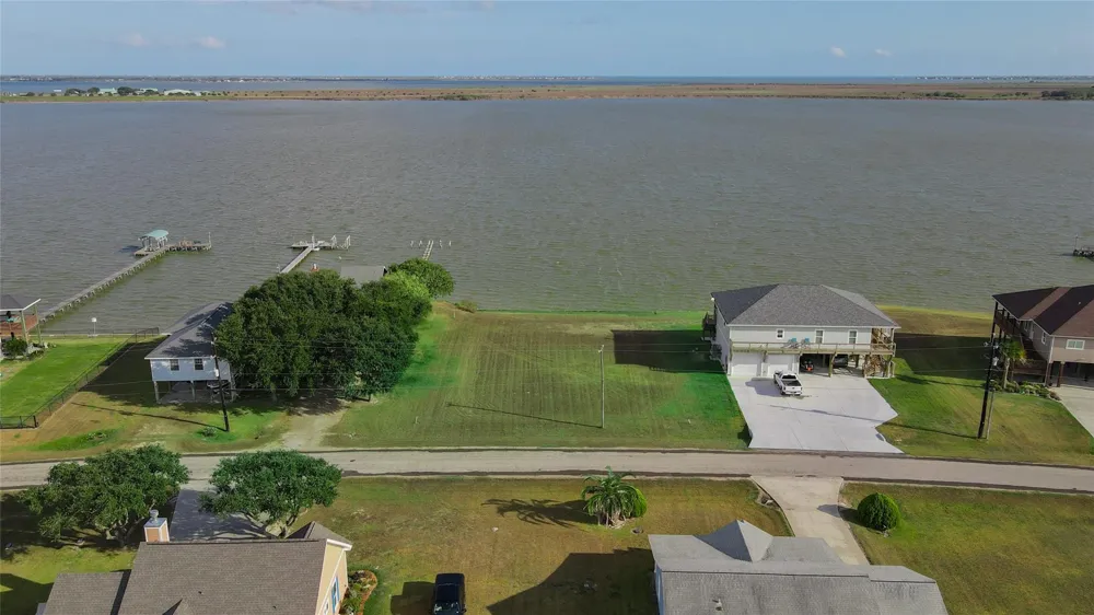1664 W Bayshore Drive Palacios, TX 77465