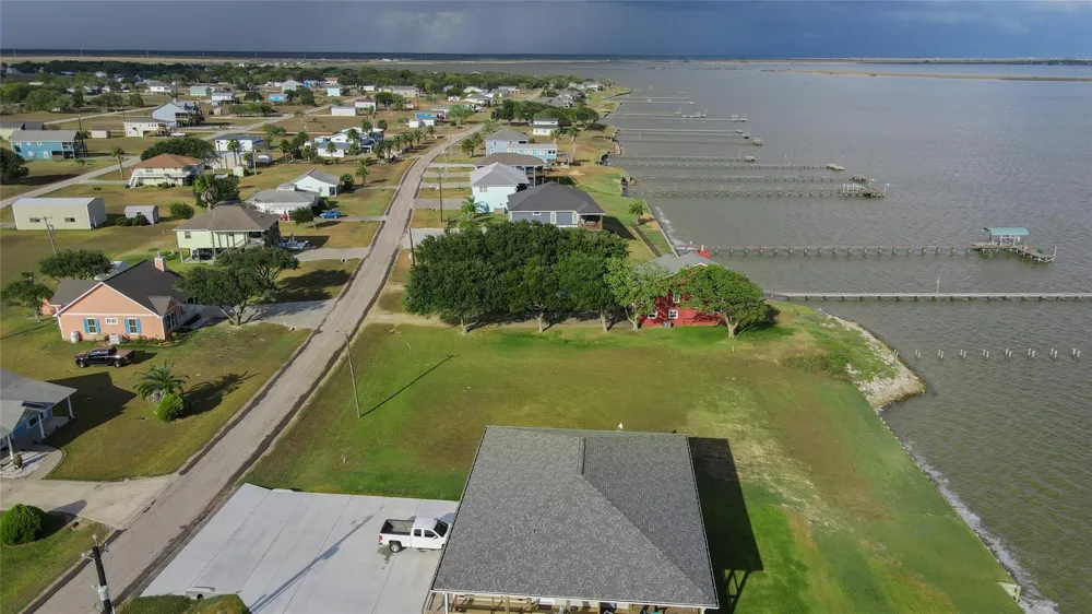 1664 W Bayshore Drive Palacios, TX 77465