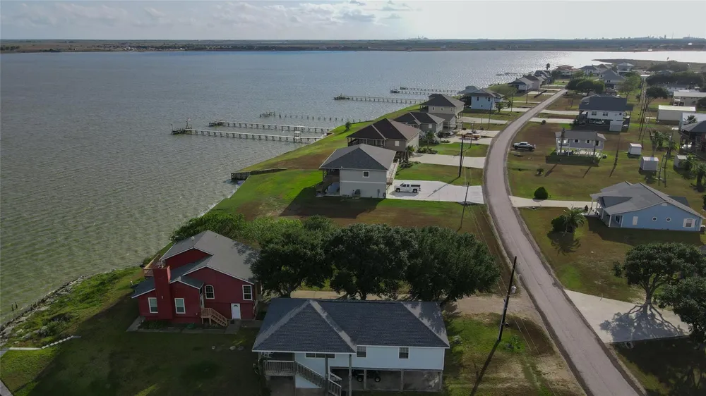1664 W Bayshore Drive Palacios, TX 77465