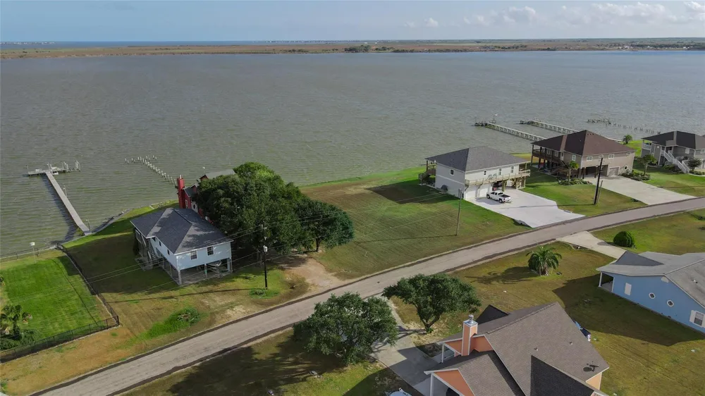 1664 W Bayshore Drive Palacios, TX 77465