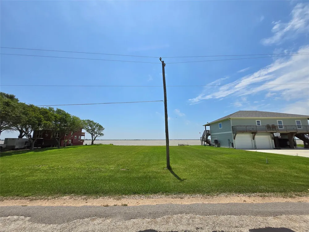 1664 W Bayshore Drive Palacios, TX 77465