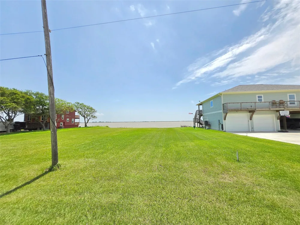 1664 W Bayshore Drive Palacios, TX 77465
