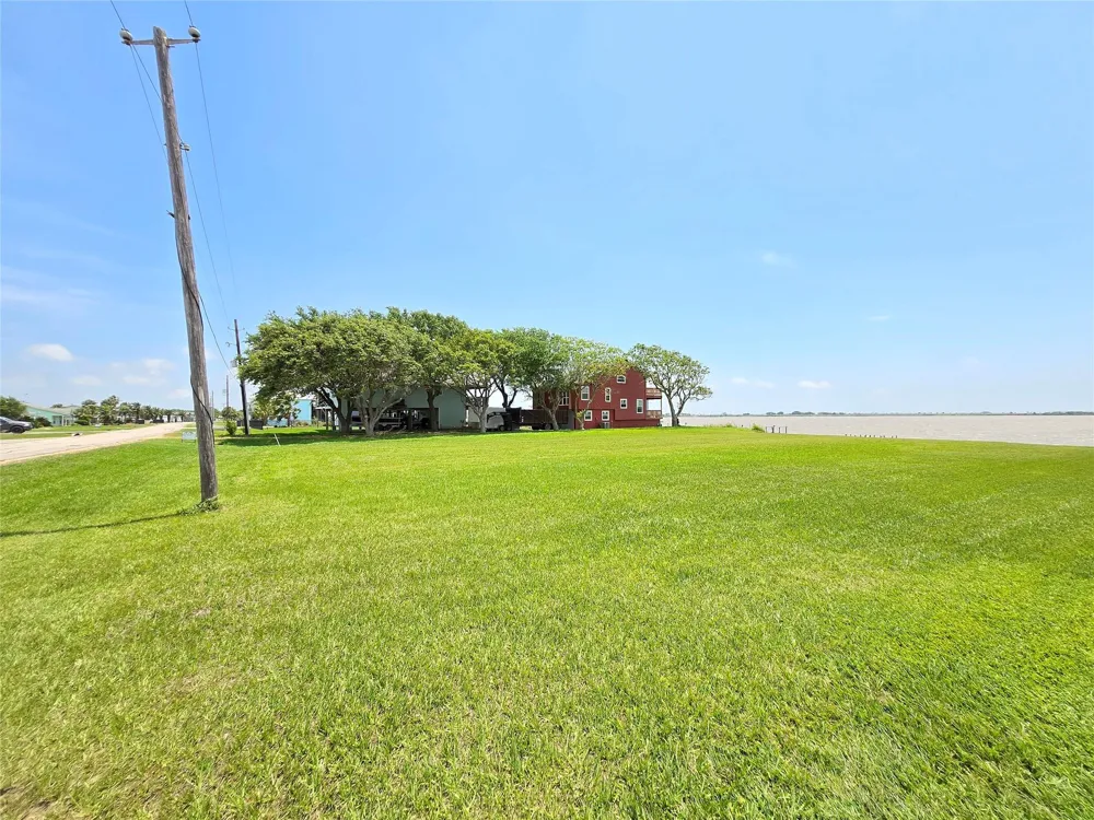 1664 W Bayshore Drive Palacios, TX 77465