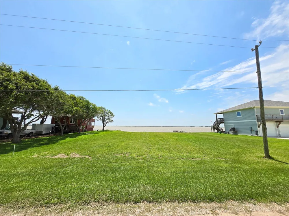 1664 W Bayshore Drive Palacios, TX 77465
