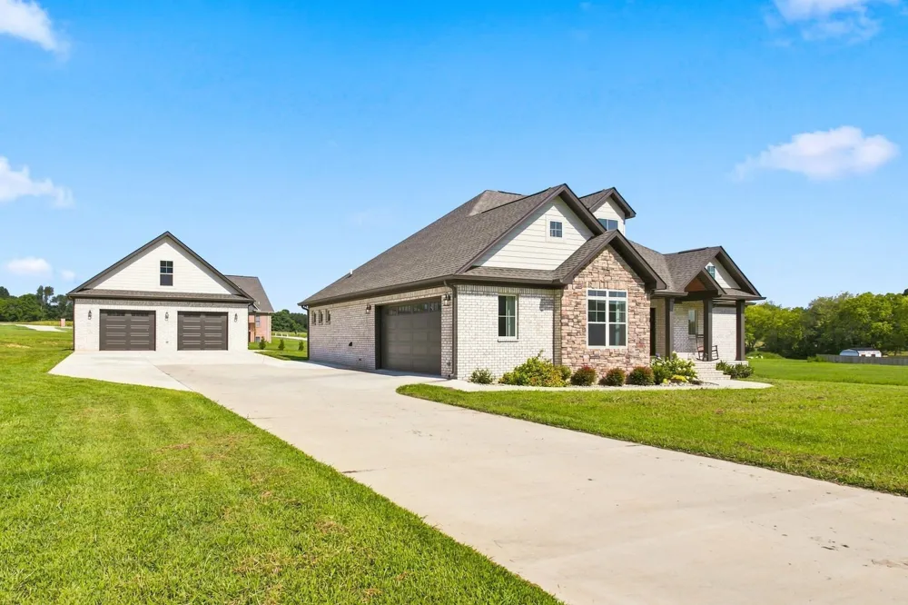 114 Hurst Dr Leoma, TN 38468