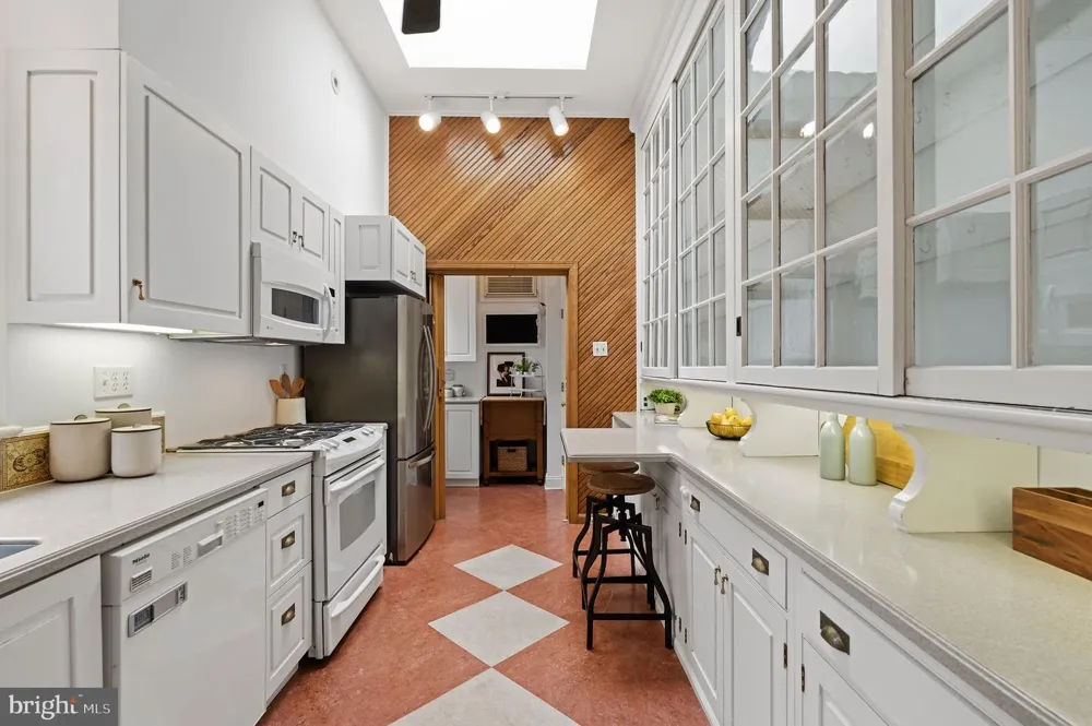 2010 HILLYER PLACE NW Washington, DC 20009