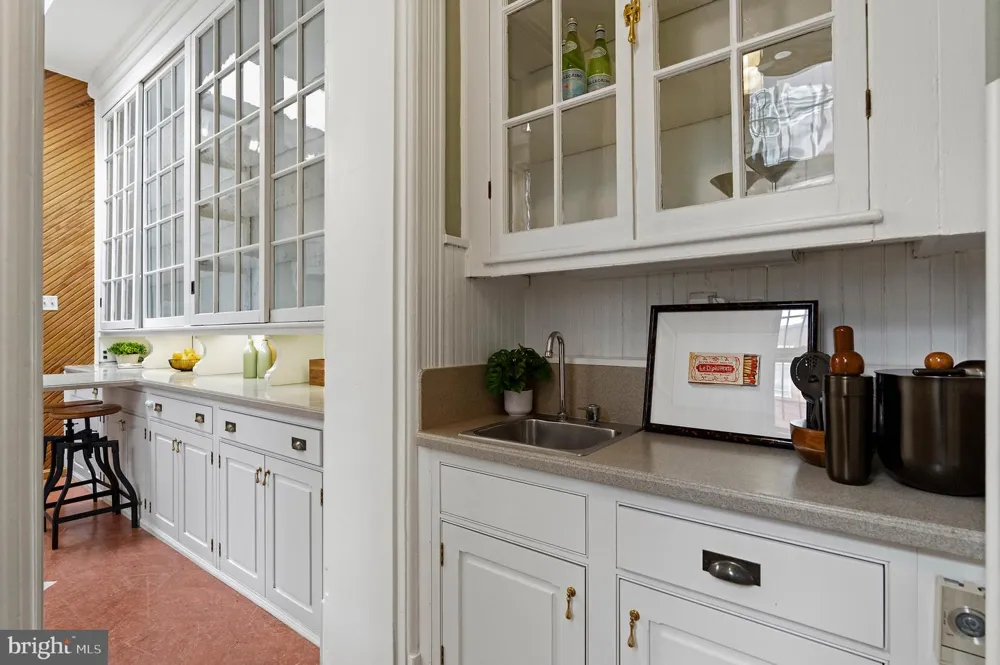 2010 HILLYER PLACE NW Washington, DC 20009