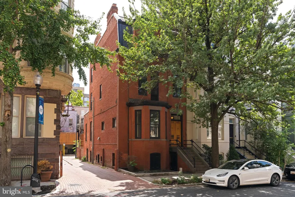 2010 HILLYER PLACE NW Washington, DC 20009