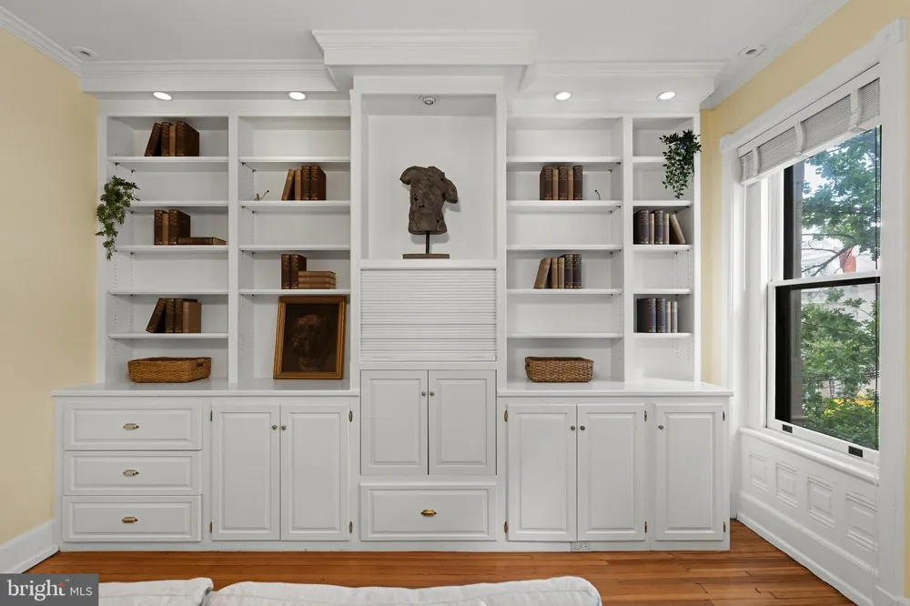 2010 HILLYER PLACE NW Washington, DC 20009