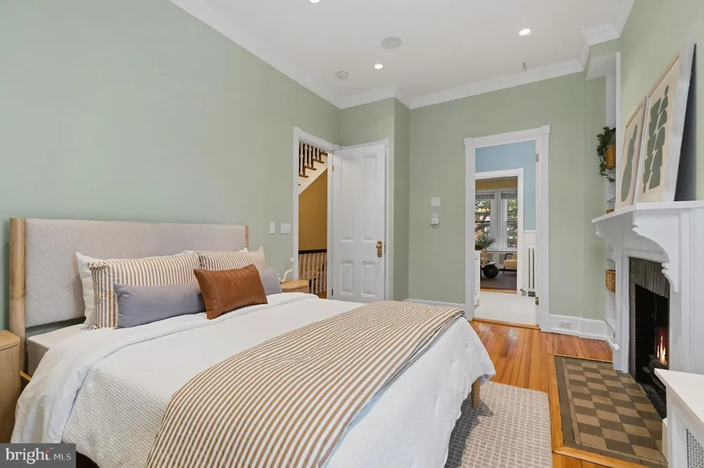 2010 HILLYER PLACE NW Washington, DC 20009