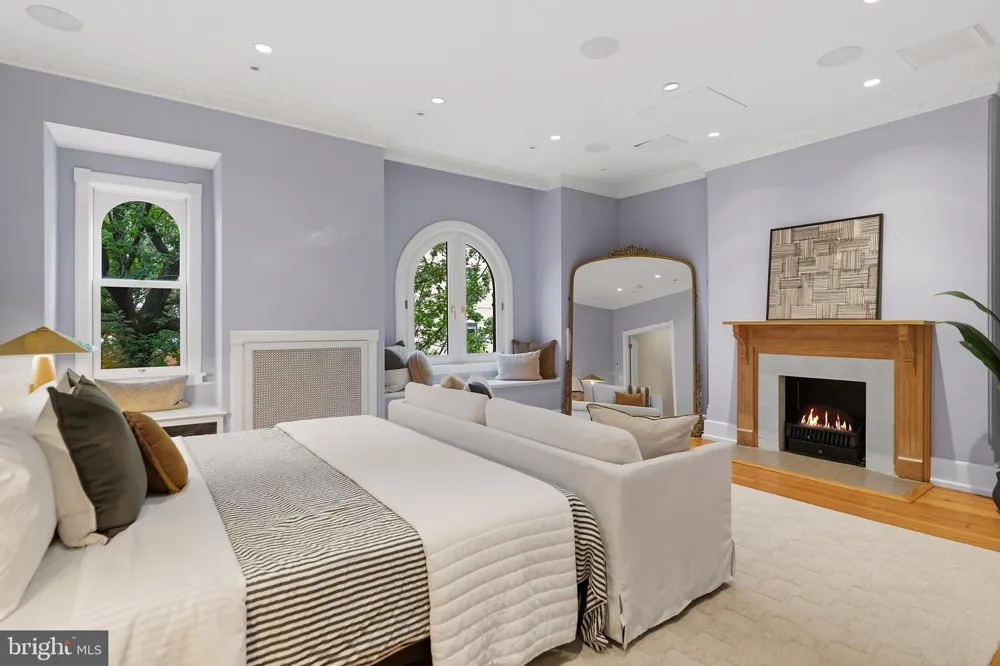 2010 HILLYER PLACE NW Washington, DC 20009