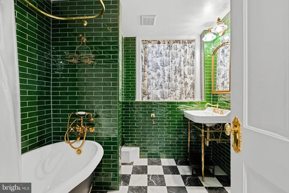 2010 HILLYER PLACE NW Washington, DC 20009