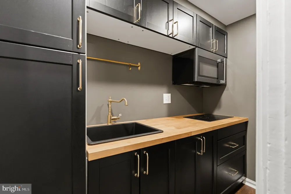 2010 HILLYER PLACE NW Washington, DC 20009